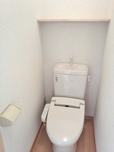 白を基調とした清潔なトイレ